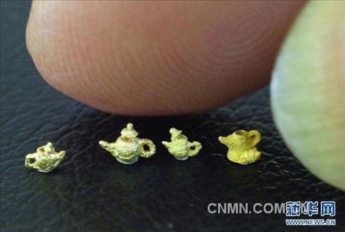 這是陳逢顯雕刻的“黃金茶壺”，每只壺尺寸約為0.2厘米（11月23日攝）。