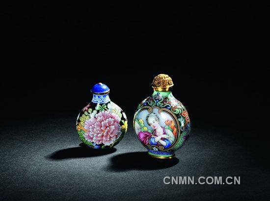 清雍正-畫琺瑯牡丹花荷包形鼻煙壺（左）、清乾隆-乾隆款御制銅胎畫琺瑯彩歐式仕女圖鼻煙壺