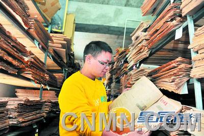 張立的報紙庫如同舊報資料室，這一“懷舊產業”為他淘來每月近萬元的收入。