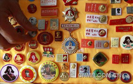 3月1日，房冠龍在展示自己收藏的120多枚關于雷鋒的紀念章。
