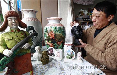 3月1日，房冠龍在家中整理部分藏品。