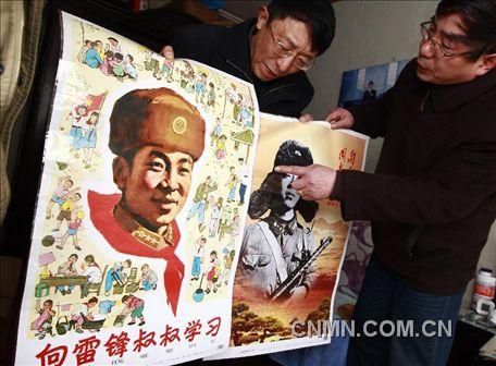 3月1日，房冠龍（左）向來訪的客人介紹自己最近添置的兩件藏品。