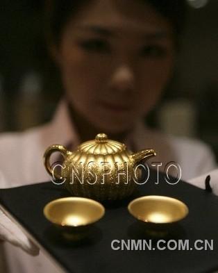 7月11日，“故宮心經錦囊壺”和“心經金碗”正式亮相北京菜百。由故宮博物院與國金黃金集團聯合出品的此套“品茶”器皿，采用999純黃金的傳統制金工藝和現代工藝制成。“故宮心經錦囊壺”重260克，首次以故宮館藏珍品“乾隆·綠漆地描金瓜棱壺”為原型，精工創造。“心經金碗”重25克，刻有《般若波羅蜜心經》，共268個字。