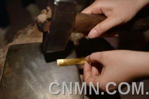 金箔鍛造大部分工序都需要人工操作，所以對技術(shù)要求很高。砸金片要求極高，有一錘沒砸好，一天的工作就可能白費掉。