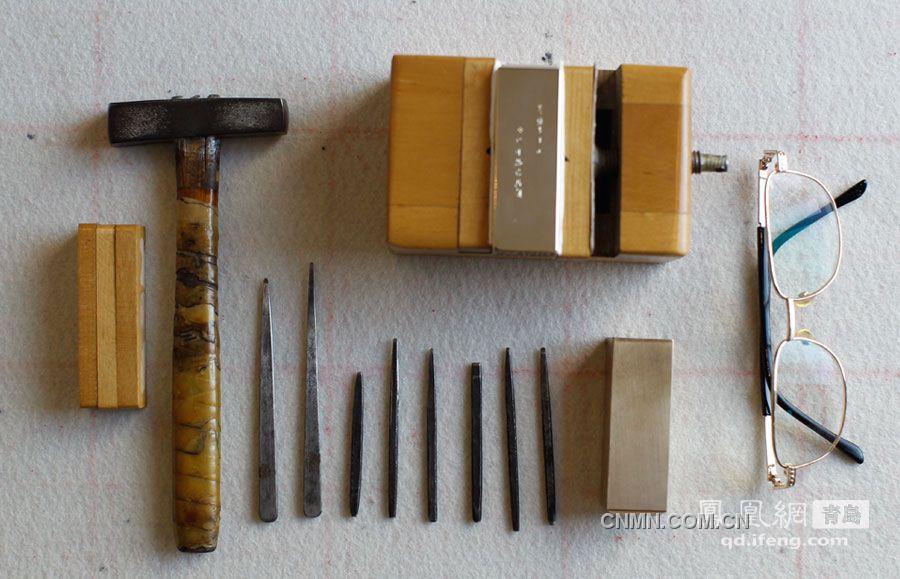 圖為：金屬篆刻所使用刀具。