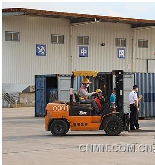 7月12日，鷹潭貴溪市銅拆解加工園內(nèi)一輛叉車正在搬運從國外運來的廢舊五金