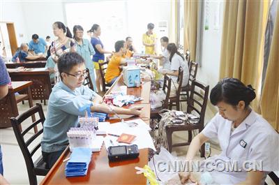 為響應(yīng)江西省獻(xiàn)血辦、江西省血液中心《關(guān)于組織公民義務(wù)獻(xiàn)血通知》的號(hào)召，南昌硬質(zhì)合金有限責(zé)任公司近日組織職工進(jìn)行無償義務(wù)獻(xiàn)血活動(dòng)。此次義務(wù)獻(xiàn)血活動(dòng)共有來自各生產(chǎn)單位、職能部門50余位愛心獻(xiàn)血者參加，成功獻(xiàn)血者達(dá)45人，短短半天時(shí)間共獻(xiàn)血12000余毫升。