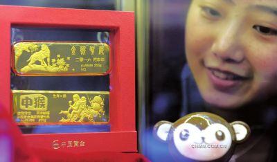 猴年賀歲金條提前開搶市場(chǎng)，在國(guó)際金價(jià)同比大幅下挫的背景下，今年的賀歲金條價(jià)格要便宜很多。昨天，中國(guó)黃金旗艦店首發(fā)七大系列猴年賀歲貴金屬產(chǎn)品，包括金條、金章、對(duì)聯(lián)等，其中“猴年大吉”、“金猴傳世”、“猴年對(duì)聯(lián)”產(chǎn)品均以稀缺高純金Au99.999為原料。
