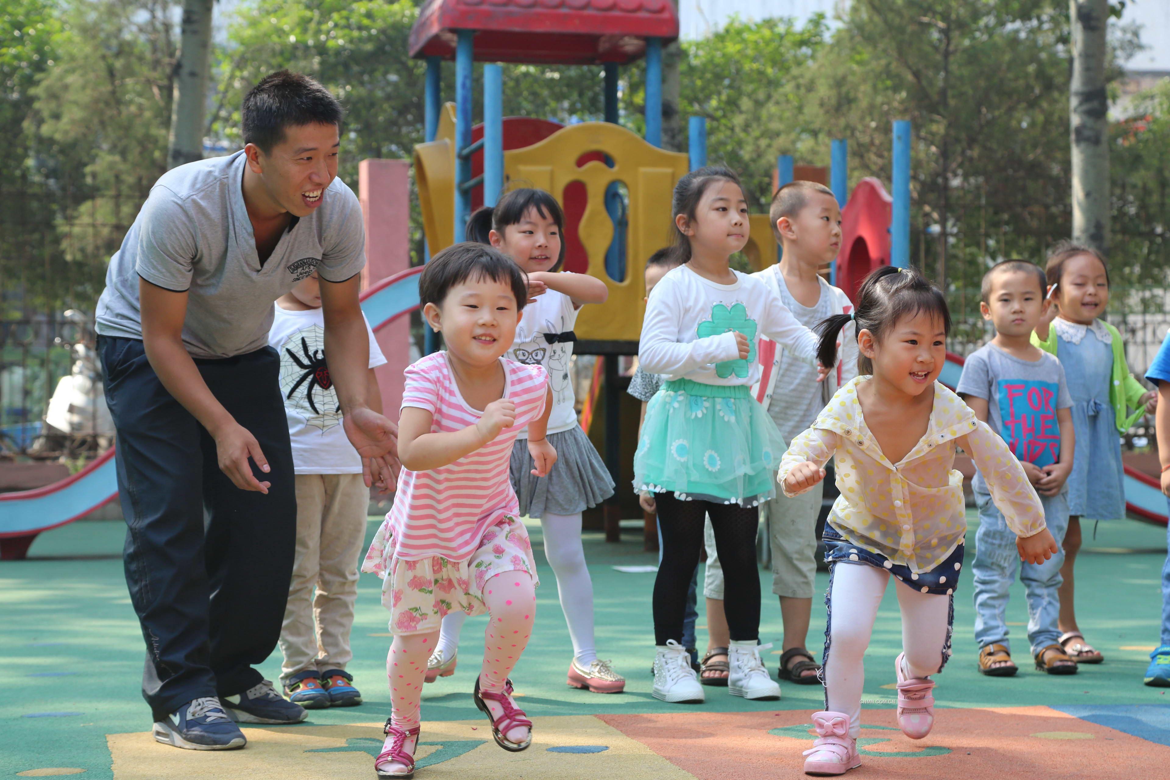 又是一年教師節(jié)，即將到來的教師節(jié)將是原濤作為男幼兒教師度過的第三個教師節(jié)。談及這兩年的幼教經(jīng)歷，原濤介紹道，從最初的親朋好友的不理解，到現(xiàn)在大家的支持，而且小朋友們和他相處的已經(jīng)無話不說了。