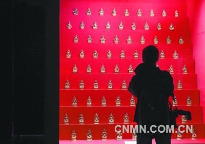 明天是故宮博物院90歲的生日，“揭秘”成為其為公眾準備的一份厚禮：一度被傳為靈異事件高發區的“后宮”，即慈寧宮和壽康宮領銜的西路區域將 對外開放，故宮首座開放的佛堂也在其中；宮里歲數最小的寶蘊樓將回溯故宮寶貝南遷北返往事；午門—雁翅樓將聯合重現帝后過壽的盛景，連乾隆給母親過壽的菜 單都被翻騰出來了；東華門揭秘最徹底，用科技和文物講述故宮是如何搭建的。