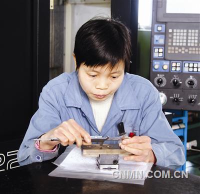 自貢硬質合金有限責任公司模具分廠數(shù)控銑技師黃桂英，近日被全國總工會評為“五一巾幗標兵”。身高只有1.55米的她，站在兩米多高的大型機床旁邊，個子更顯矮小瘦削。她也不善言辭，同事對她的評價就是普通、實在。
