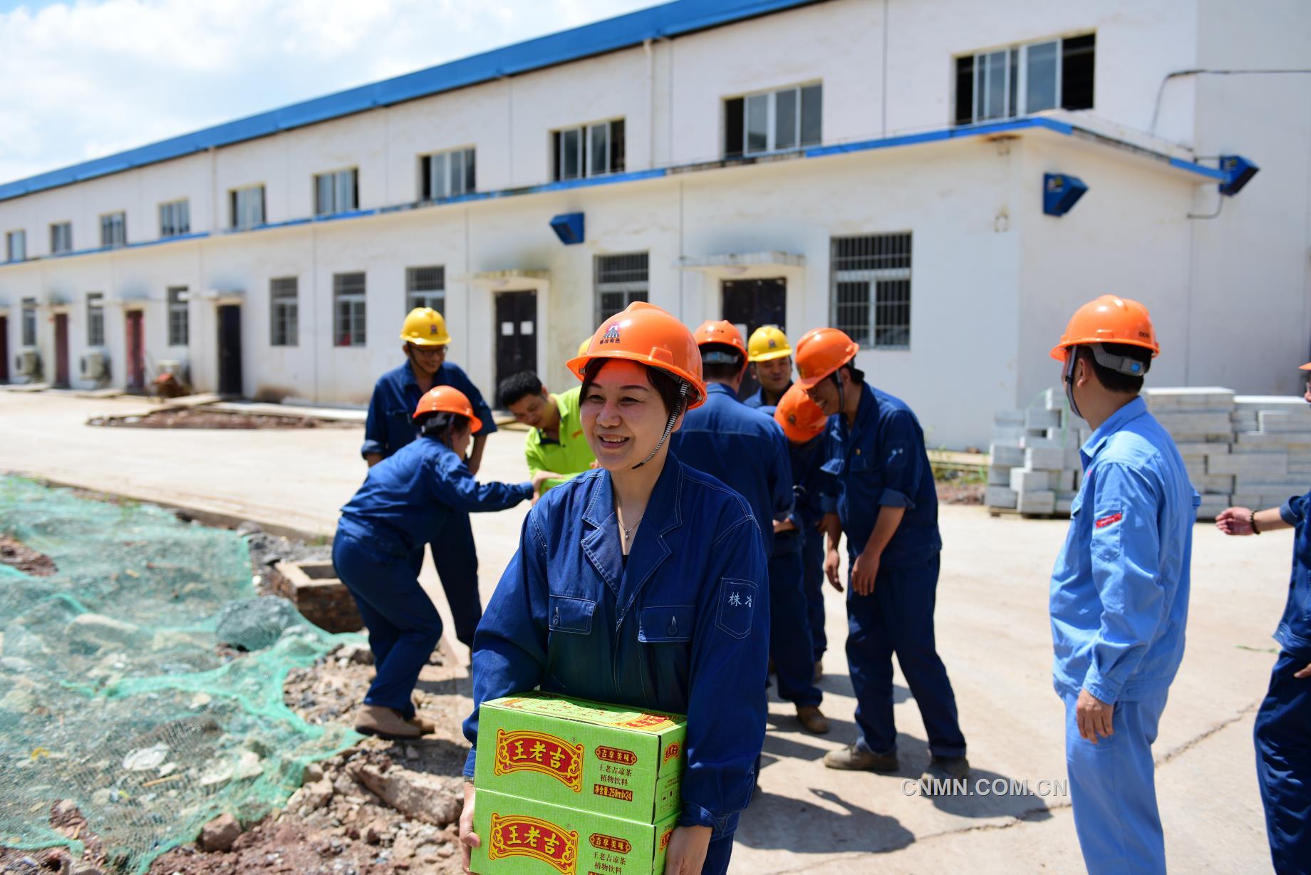 日前，在新生產(chǎn)基地，株洲冶煉集團(tuán)股份有限公司2019年度首次高溫送清涼行動拉開序幕。