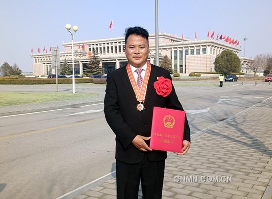 云南銅業迪慶礦業的藏族員工都吉走進人民大會堂，親耳聆聽習近平總書記“我國脫貧攻堅戰取得了全面勝利”的莊嚴宣告，并接受“全國脫貧攻堅先進個人”榮譽表彰。