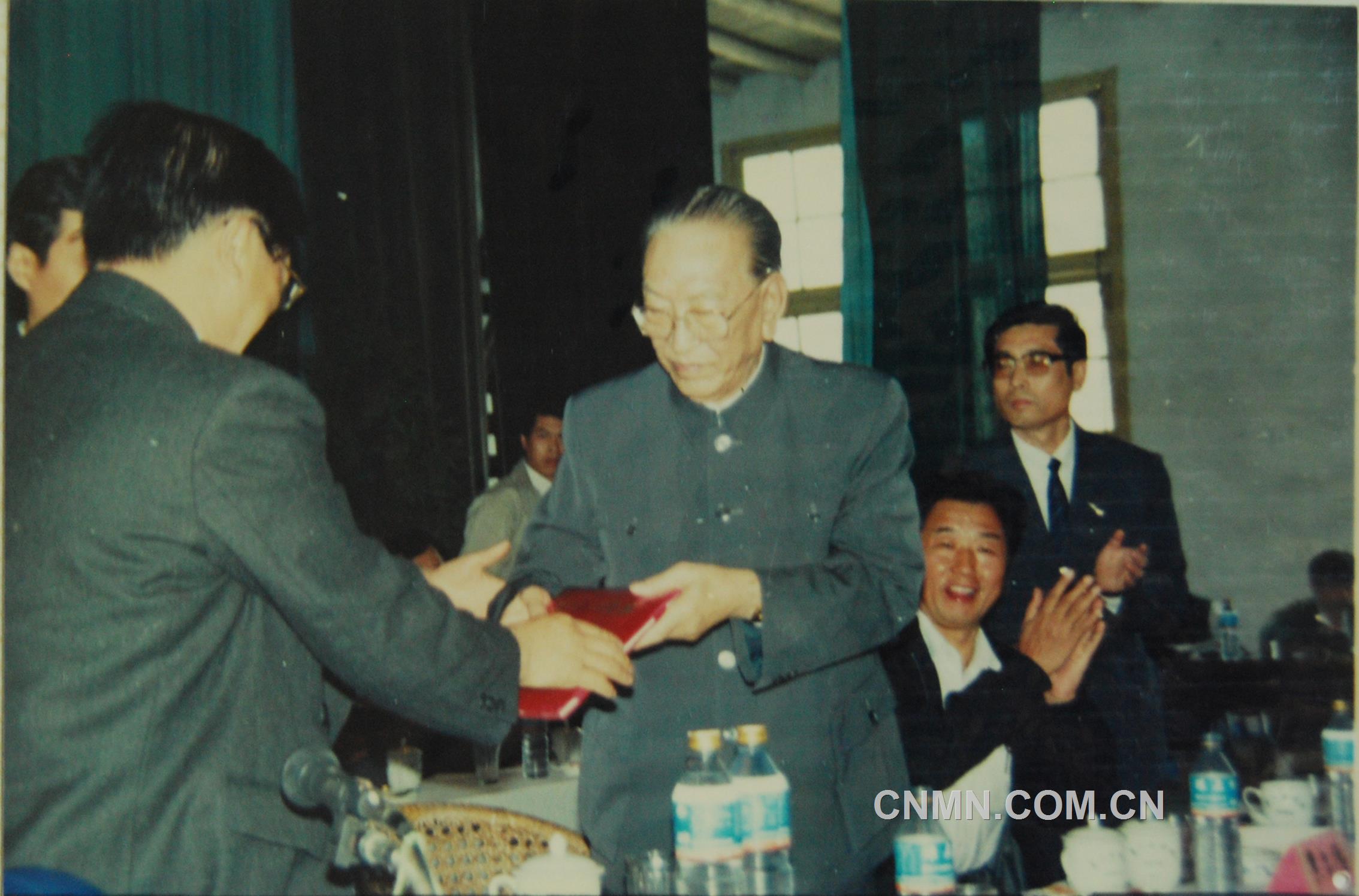 1991年10月，耿飚回到闊別65年的水口山，欣然接受“水口山功勛礦工”榮譽稱號。