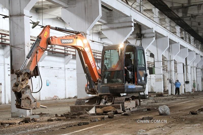 近日，在洛陽銅業(yè)占地4796平方米的原裝備技術(shù)公司工具車間閑置廠房?jī)?nèi)，一臺(tái)鉤機(jī)在車間內(nèi)來往穿梭、平整地坪——洛陽市花卉市場(chǎng)搬遷地正在如火如荼地施工中。
