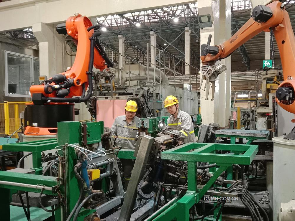 日前，銅陵有色金冠銅業分公司雙閃電解車間協同保全點檢人員對電解剝片機組等設備進行聯合點檢，及時消除故障隱患，強化設備日常潤滑維保，不斷鞏固提升設備作業效率，保障安全高效生產。