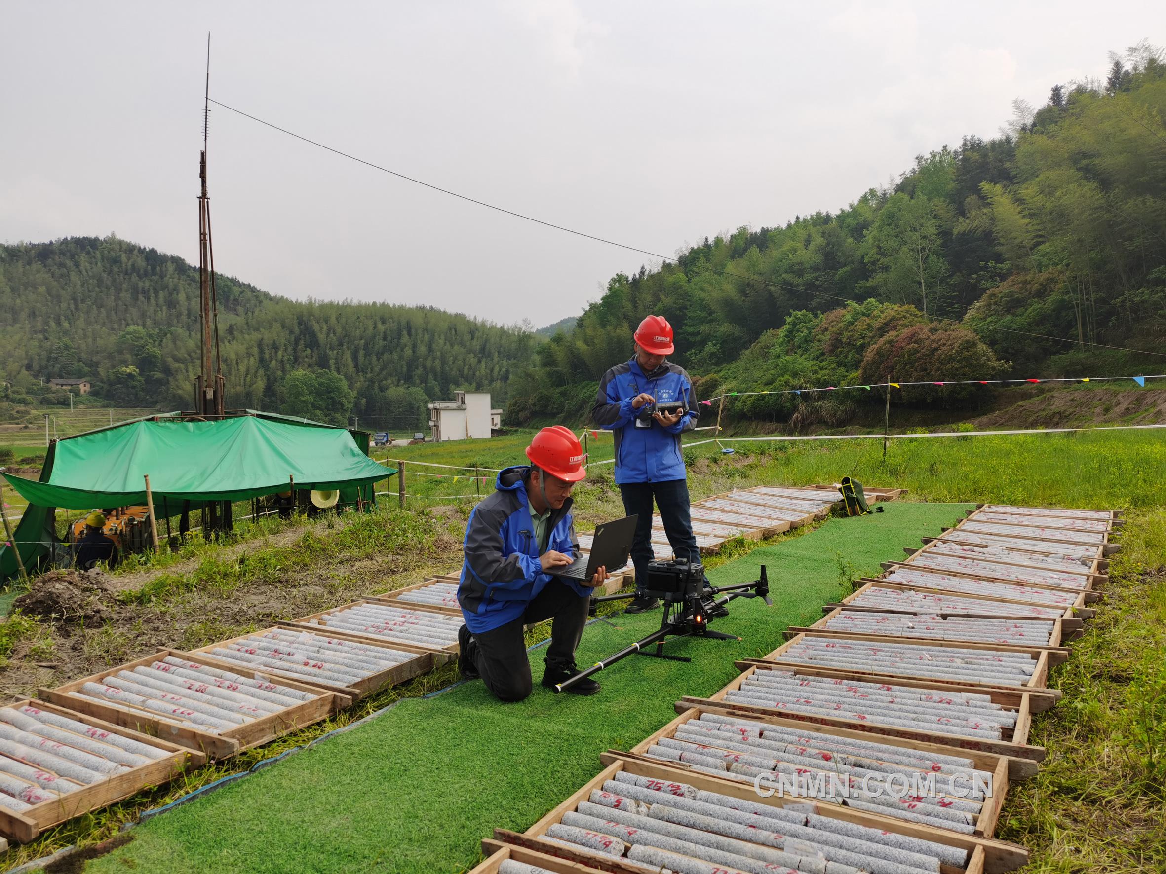 江西地質-物化探大隊隊員正在開展低空無人機航磁作業。