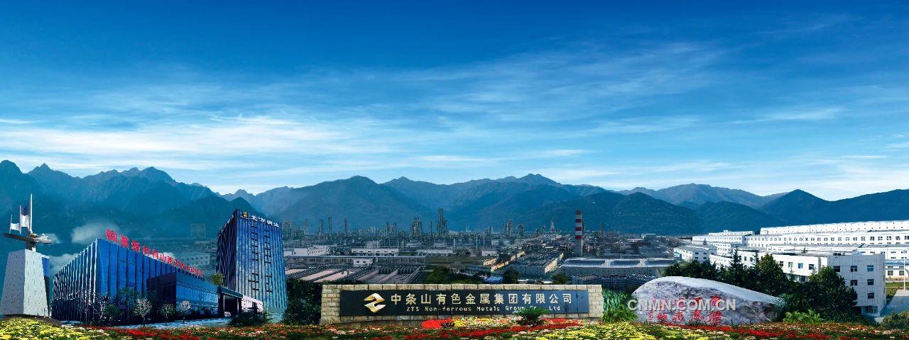 　　上半年，公司實(shí)現(xiàn)營(yíng)業(yè)收入（合并）預(yù)計(jì)完成計(jì)劃的100%；利潤(rùn)預(yù)計(jì)完成年度考核指標(biāo)的85%；處理礦量預(yù)計(jì)完成計(jì)劃的103%；精礦含銅完成計(jì)劃的103%；陰極銅預(yù)計(jì)完成計(jì)劃的100%，金錠預(yù)計(jì)完成計(jì)劃的146%，完成年計(jì)劃的54.2%，創(chuàng)歷史最高水平，銀錠預(yù)計(jì)完成計(jì)劃的125%，完成年計(jì)劃的53.2%；預(yù)計(jì)生產(chǎn)銅帶、銅箔分別為完成計(jì)劃的53.5%、51%。穩(wěn)步實(shí)現(xiàn)了“時(shí)間過(guò)半、任務(wù)過(guò)半”目標(biāo)，以卓越的經(jīng)營(yíng)成果交出高質(zhì)量答卷！