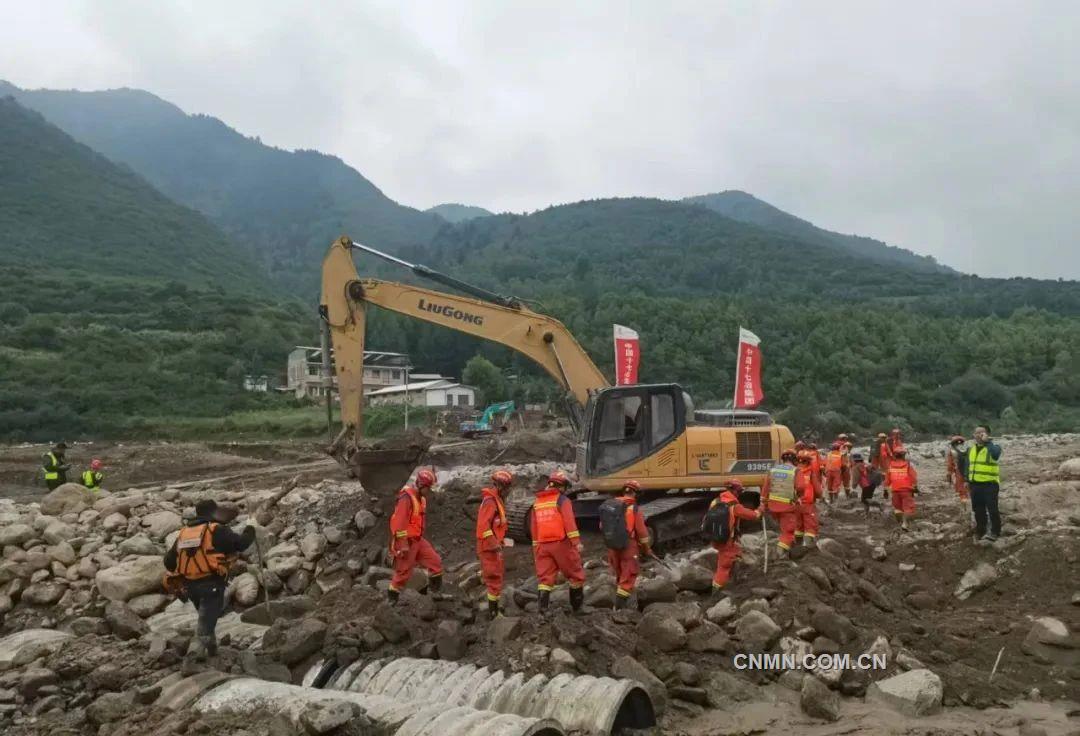 中國十七冶搶險(xiǎn)救災(zāi)工作隊(duì)搶建通往杜家莊的臨時(shí)便道